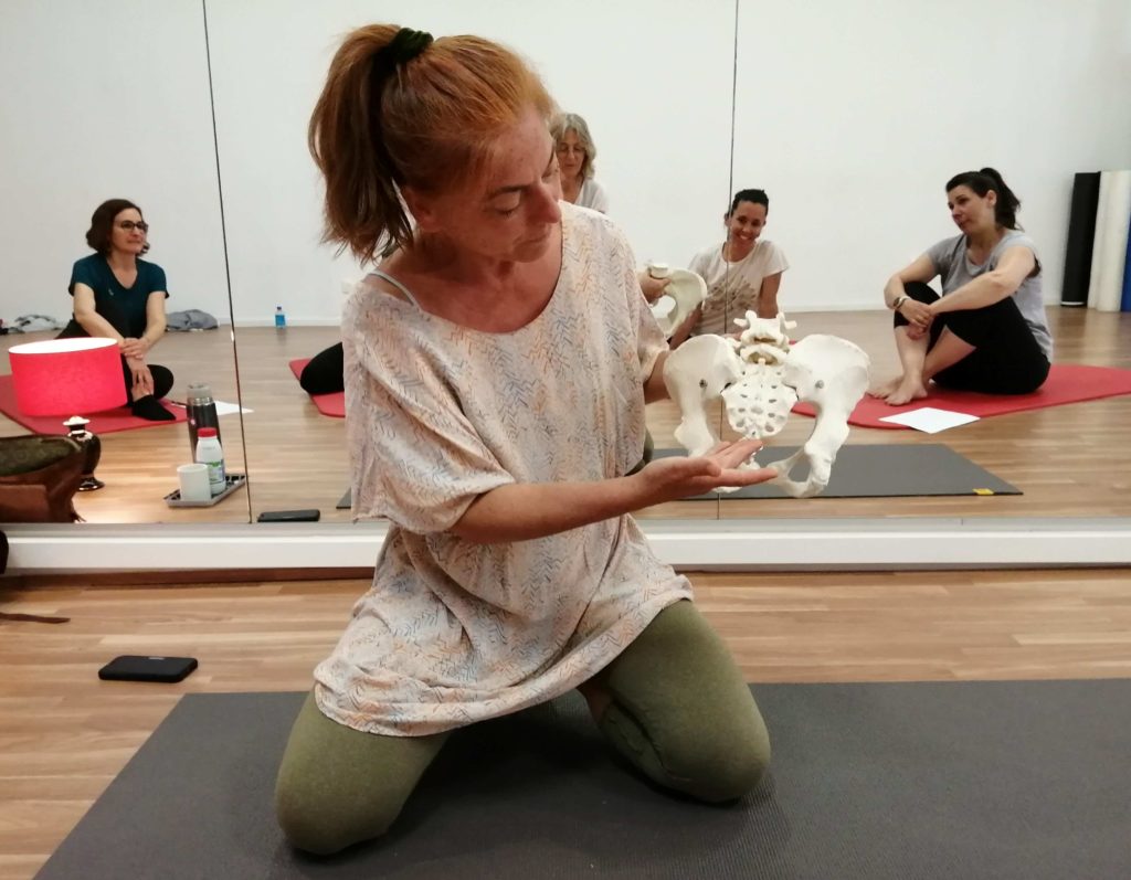l'instructrice de Pilates enseigne les effets des postures sur l'anatomie