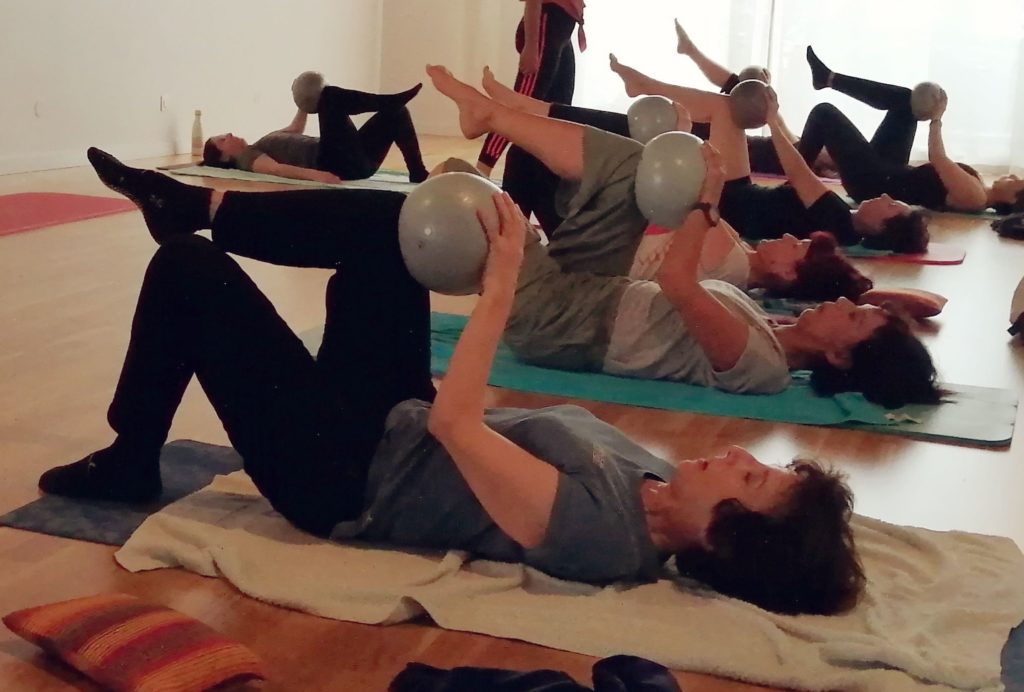 Groupe varié de participants d’un stage de Pilates au studio Benecorps en Occitanie.