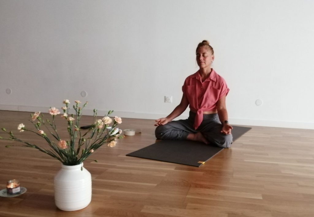 Instructrice guidant une séance de yoga en groupe au studio Benecorps à Perpignan.